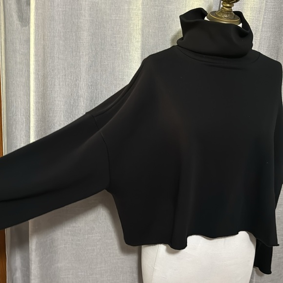 EUC American Eagle Oversized Cropped Raw Hem Sweatshirt-Sz XS-Turtleneck-Black - Picture 3 of 16